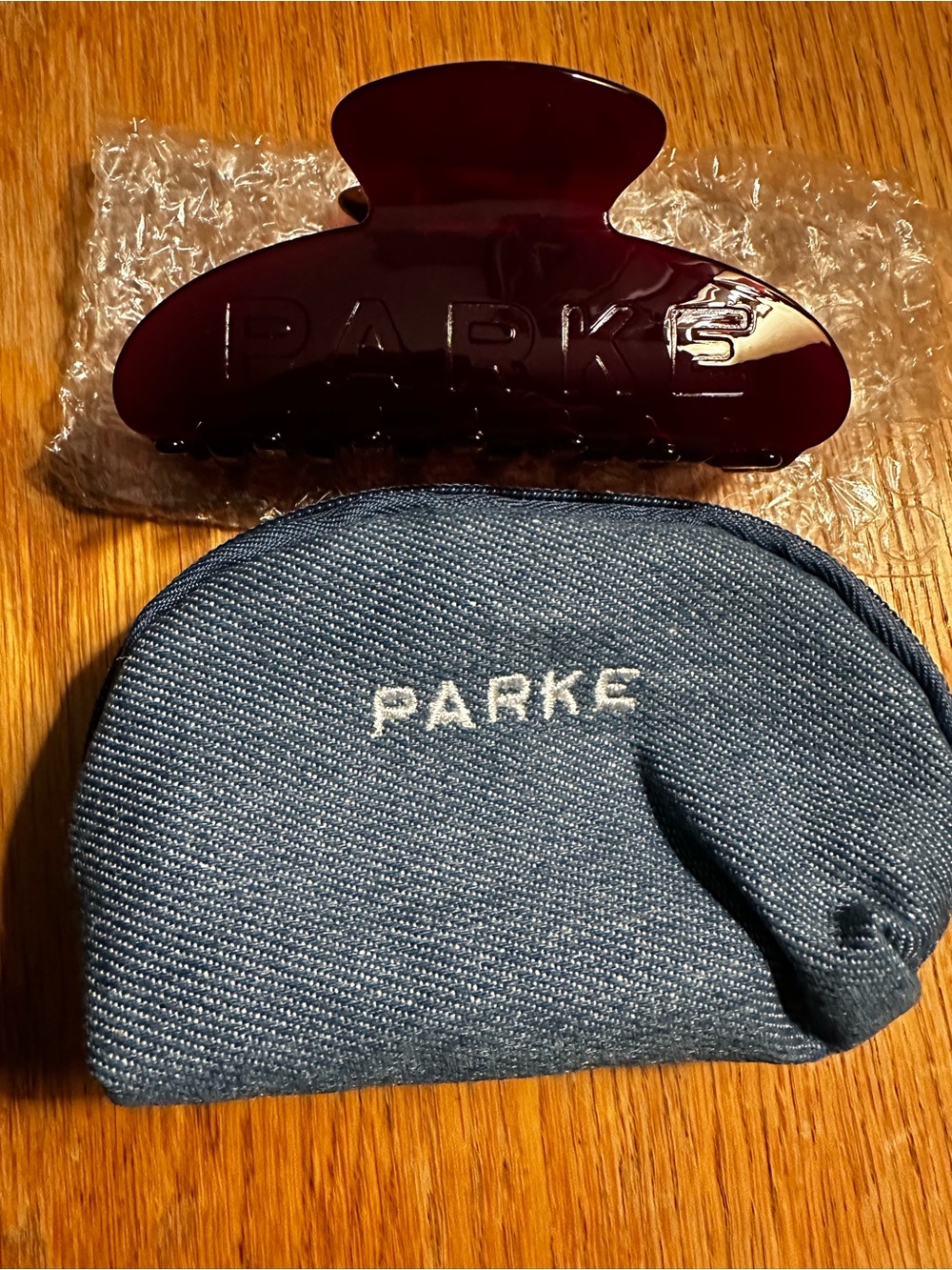 PARKÉ Sold out claw clip in Maroon